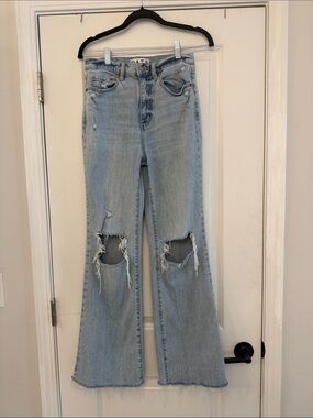 Light Wash knee holes , jeans , comfy cute 🥰 size 26